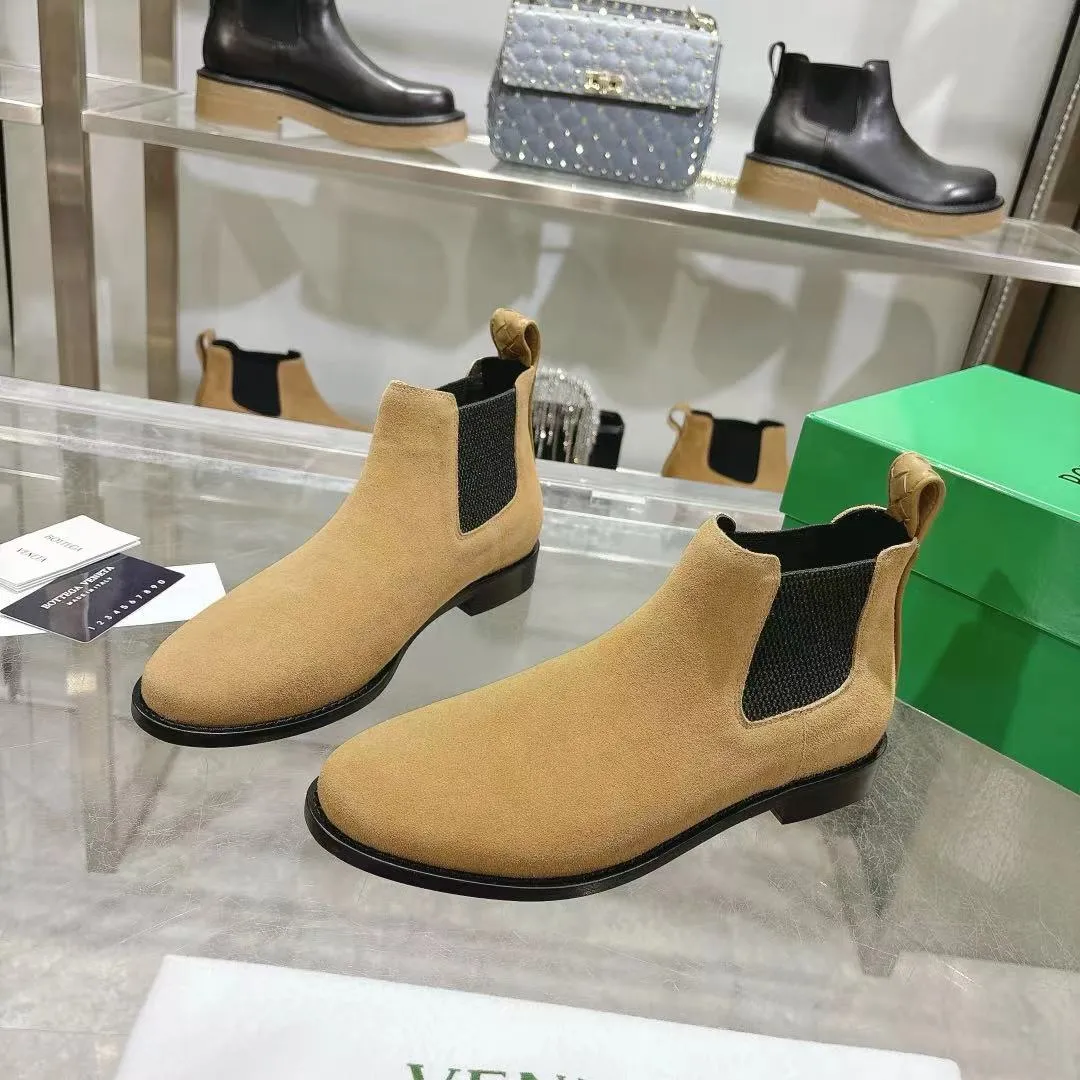 [BV] Top P: 840💰Size for couples: Female 35-39 Male 39--44 (Female 40. Male 38.45.46.47 customization is not returnable) [Note‼ ️] Add 💰 to size 46, add 20💰 to size 47, Bottega Veneta 2025 autumn and winter counter synchronized style Bottega Veneta small round toe short boots, high mercerized cow velvet, solid color cow lining! Leather outsole! A one-to-one replica of the original! Fine workmanship! quality assurance!